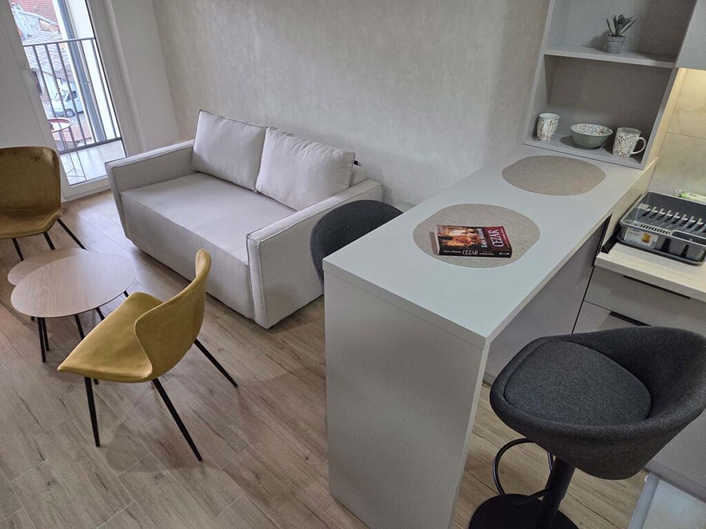Apartman 30 Valjevo – dnevni deo uz kuhinjski pult