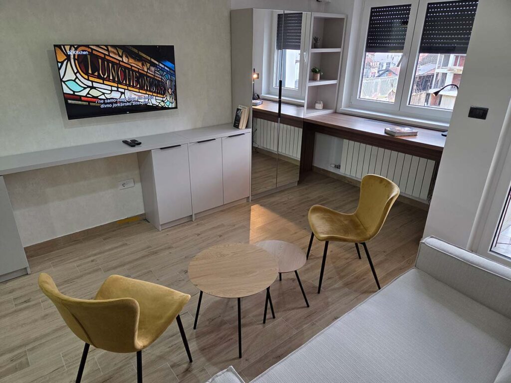 Apartman 30 Valjevo – dnevni prostor sa TV-om i foteljama