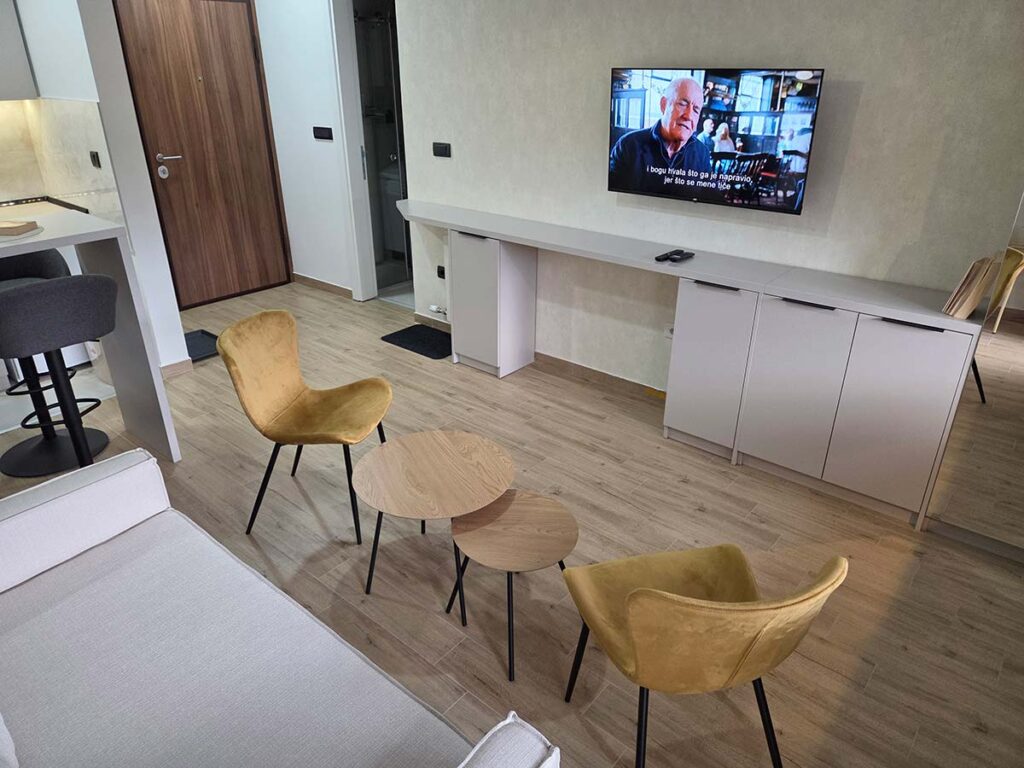 Apartman 30 Valjevo – enterijer sa TV zonom