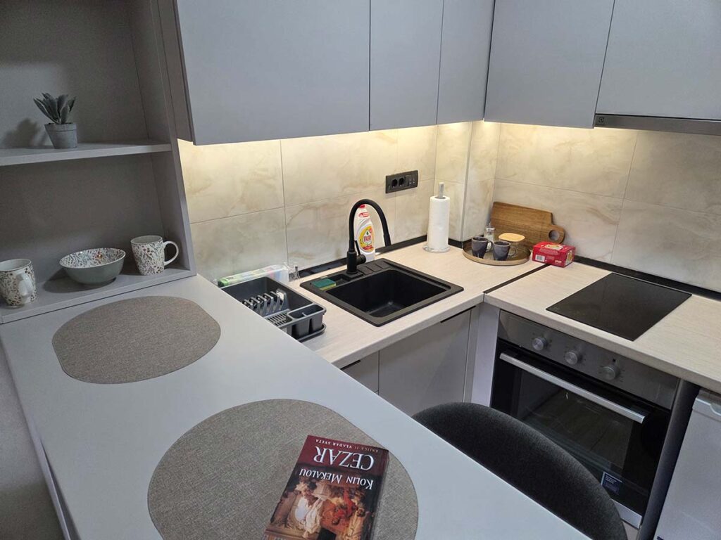 Apartman 30 Valjevo – kuhinja sa barskim pultom