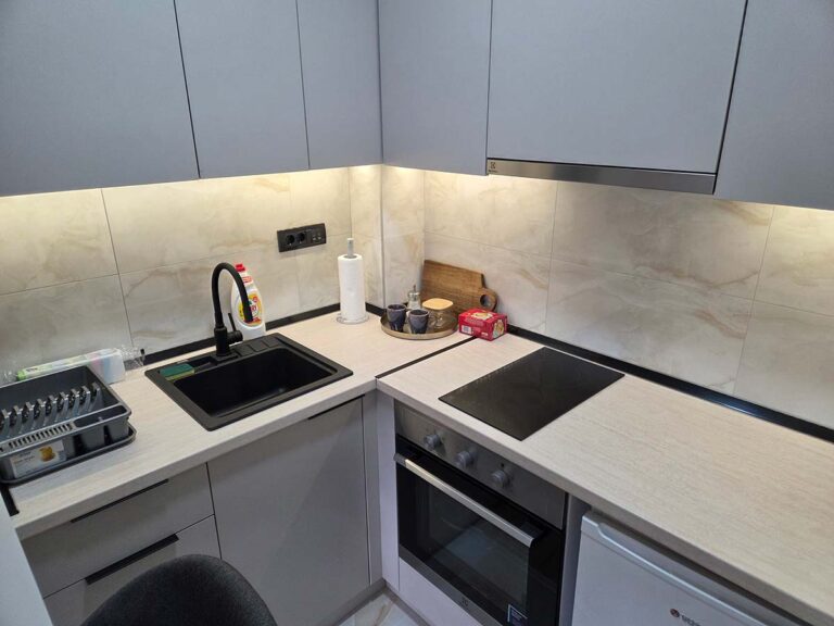 Apartman 30 Valjevo – kompletno opremljena kuhinja