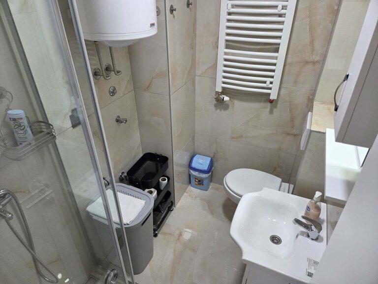 Apartman 30 Valjevo – moderno kupatilo