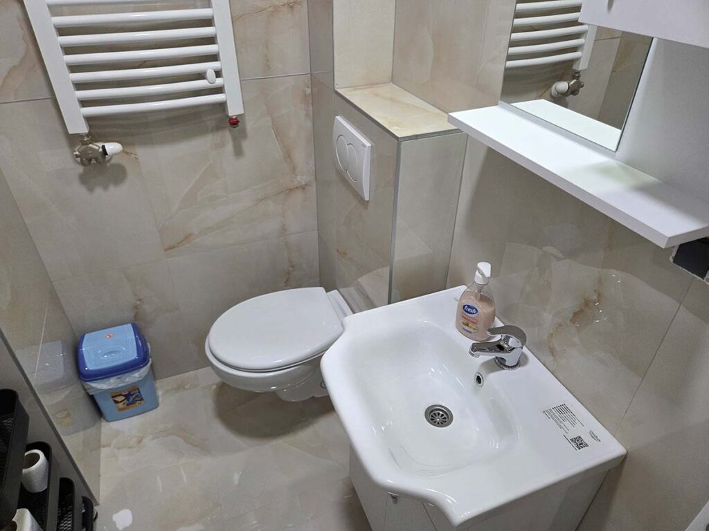 Apartman 30 Valjevo – umivaonik i WC