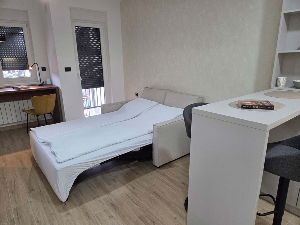 Apartman 30 Valjevo – ležaj, radni sto i balkon