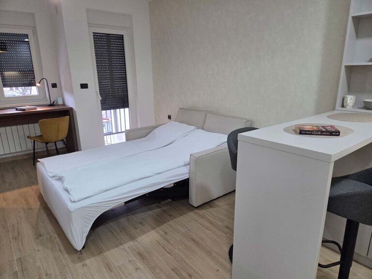 Apartman 30 Valjevo – ležaj, radni sto i balkon