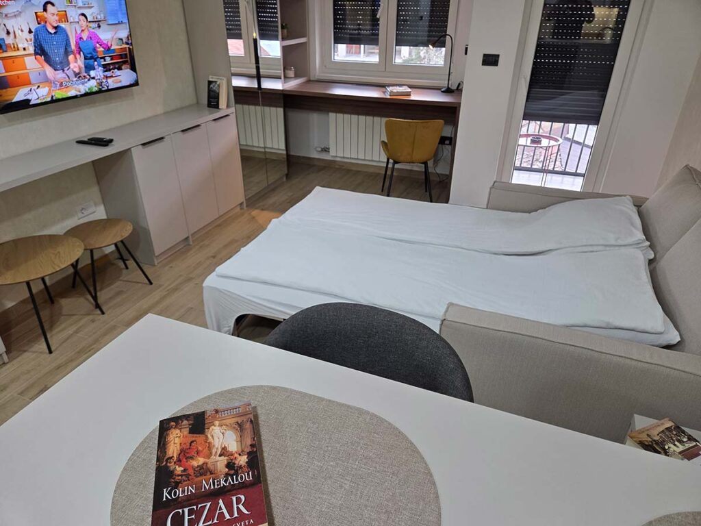 Apartman 30 Valjevo – ležaj uz TV i kuhinju