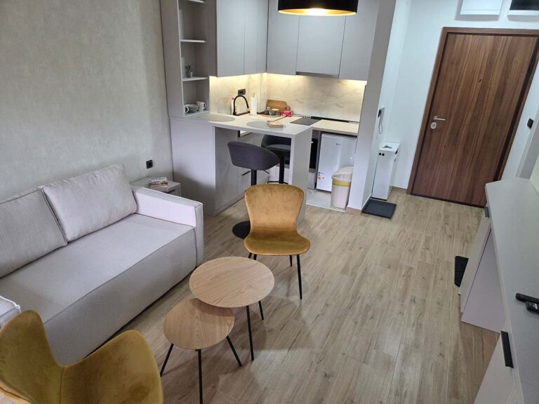 Apartman 30 Valjevo – pogled na kuhinju i ulaz