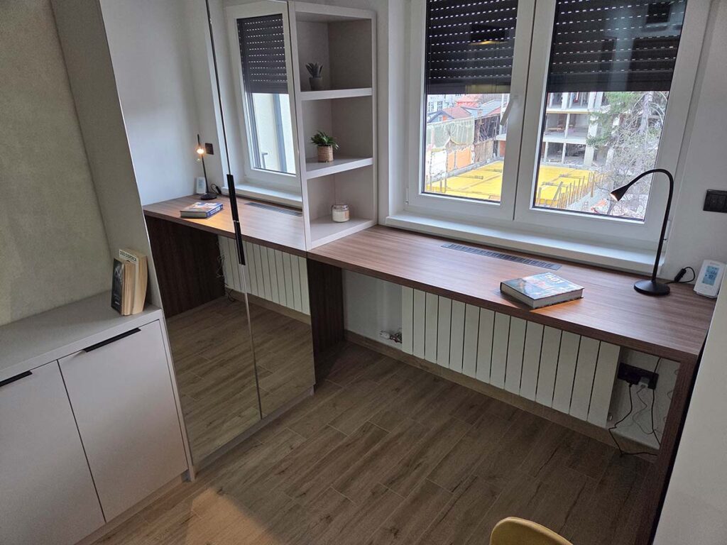 Apartman 30 Valjevo – radni sto uz prozor