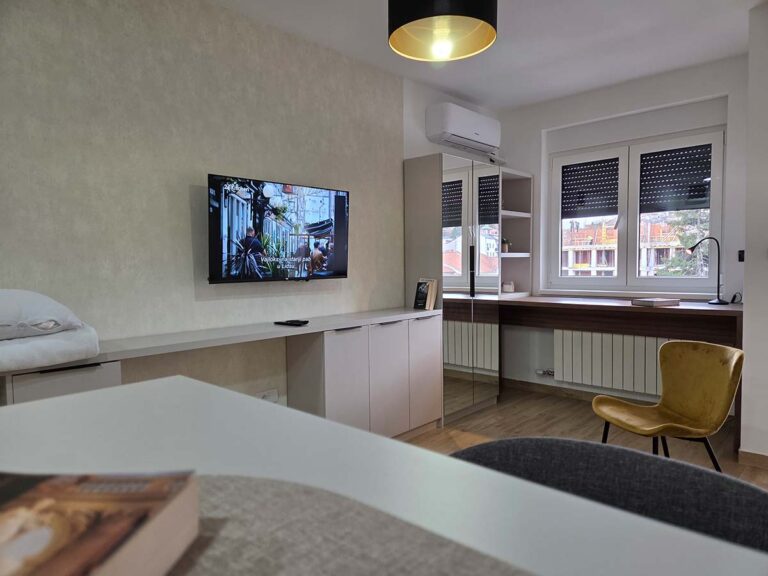 Apartman 30 Valjevo – Smart TV i radni sto