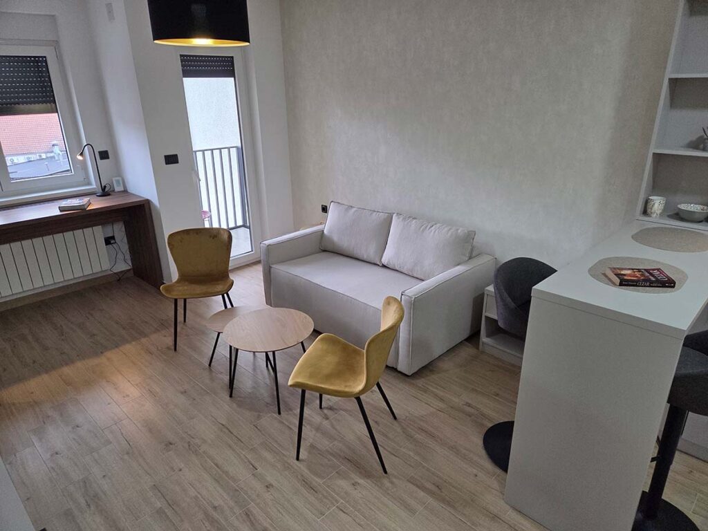 Apartman 30 Valjevo – sofa, klub sto i barski pult