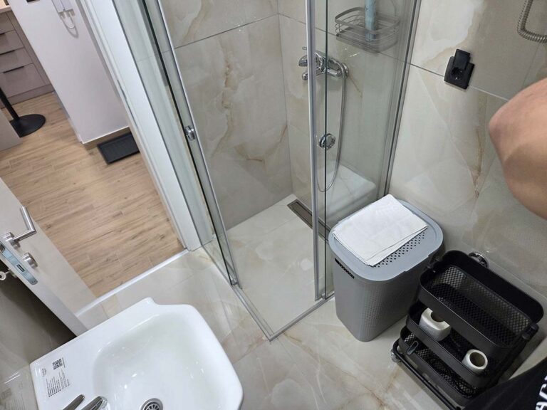 Apartman 30 Valjevo – tuš kabina u kupatilu