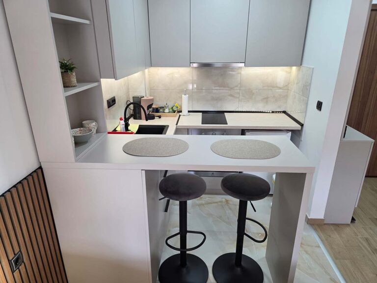 Barski sto i kuhinja – Simić Apartman 10 Valjevo