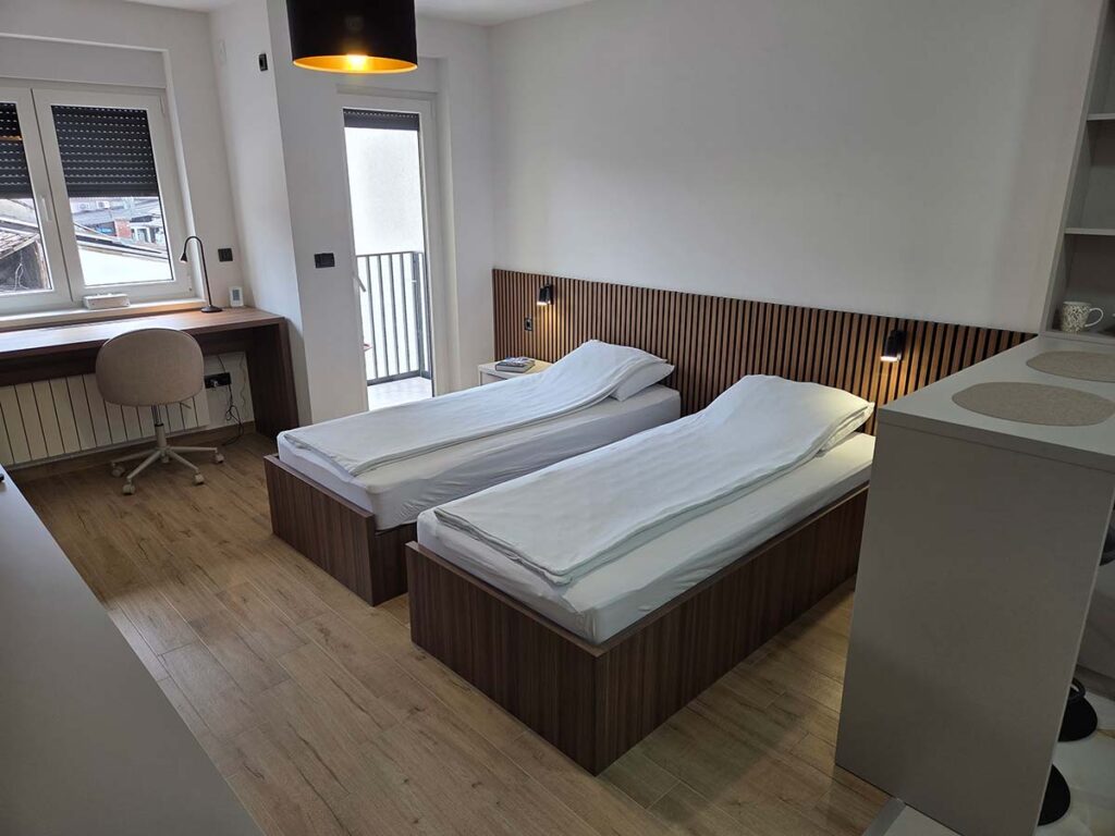 Dva kreveta u apartmanu – Simić Apartman 10 Valjevo