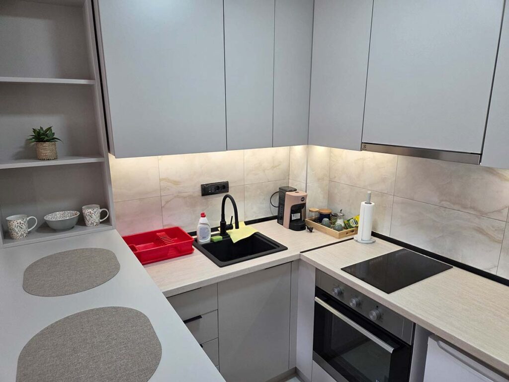 Opremljena kuhinja – Simić Apartman 10 Valjevo