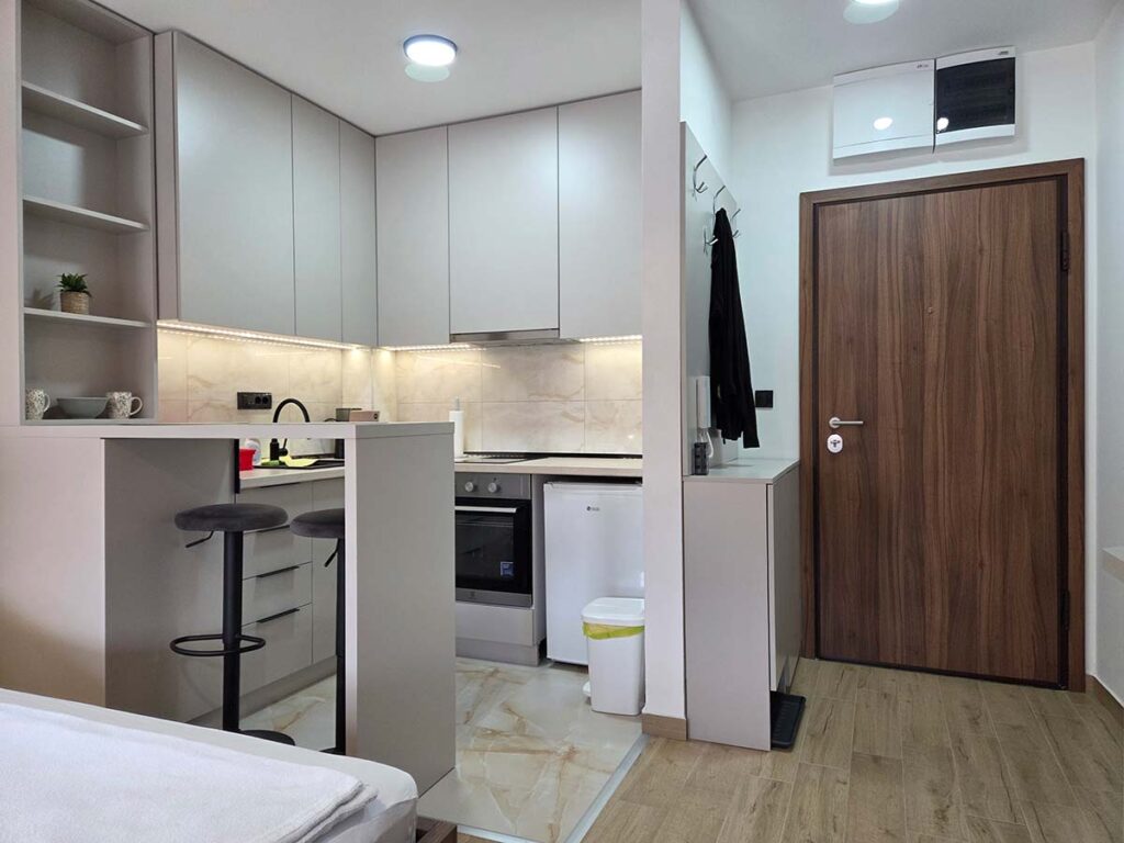 Ulaz i kuhinjski deo – Simić Apartman 10 Valjevo
