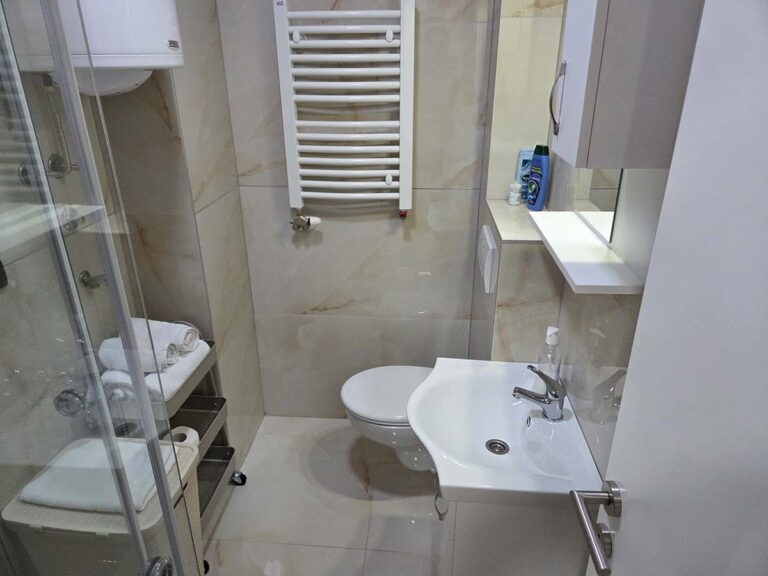 Kupatilo sa umivaonikom – Simić Apartman 10 Valjevo