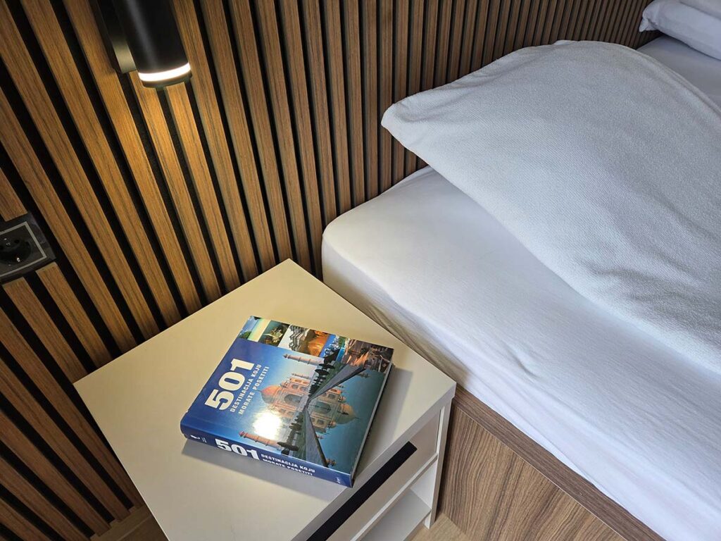 Noćni stočić i krevet – Simić Apartman 10 Valjevo