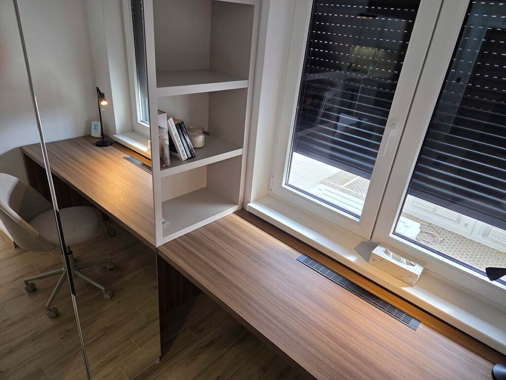 Radni sto pored prozora – Simić Apartman 10 Valjevo