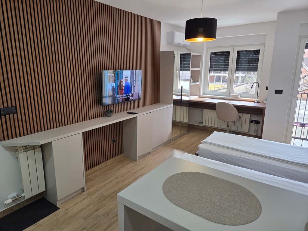 TV zid i radni prostor – Simić Apartman 10 Valjevo