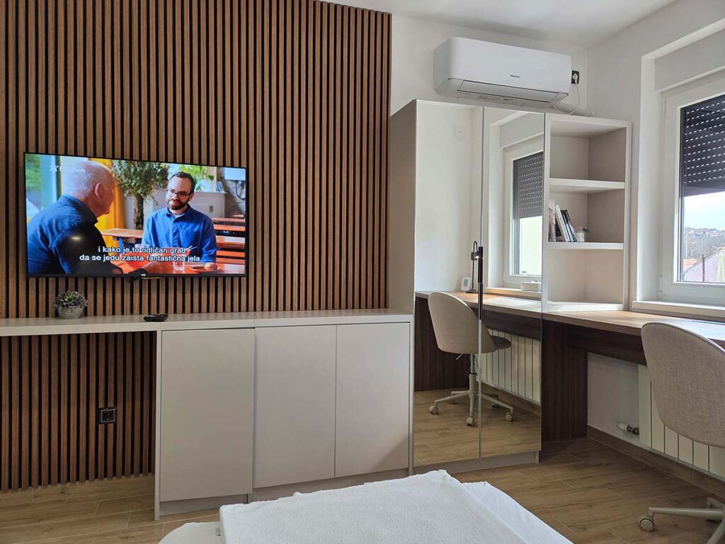 Smart TV i radni sto – Simić Apartman 10 Valjevo