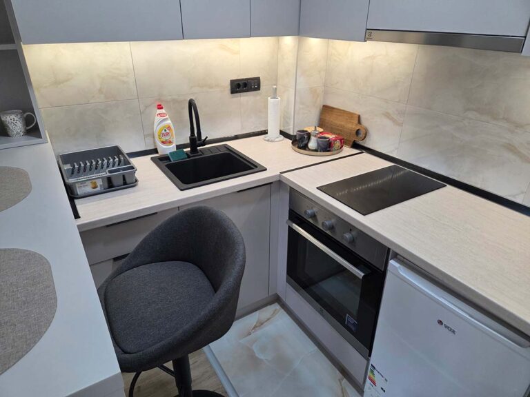 Apartman 30 – kuhinja sa pultom za dve osobe