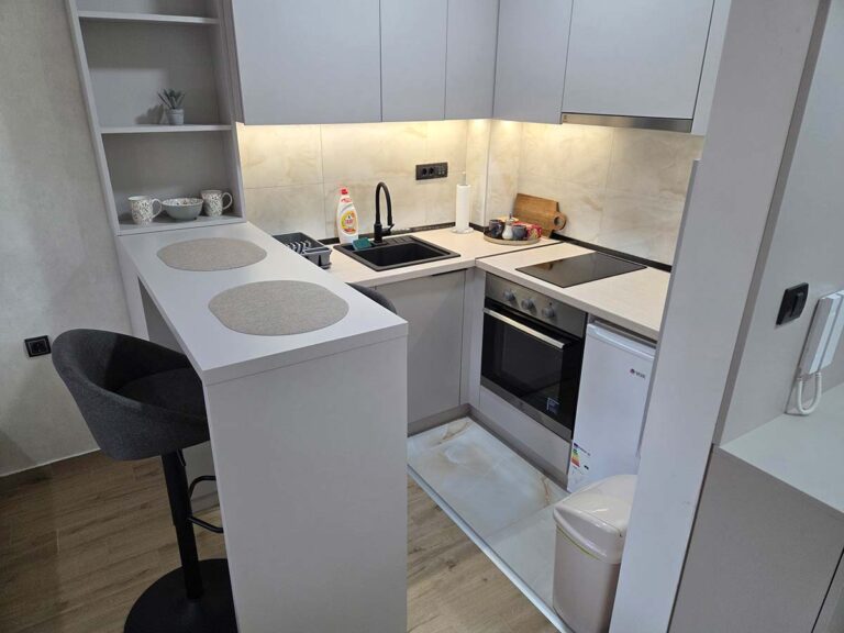 Apartman 30 Valjevo – komplet kuhinja sa trpezarijskim pultom