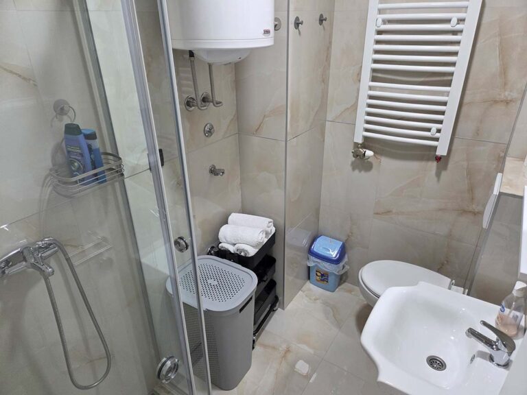Simić Apartman 30 – moderno kupatilo sa tuš kabinom