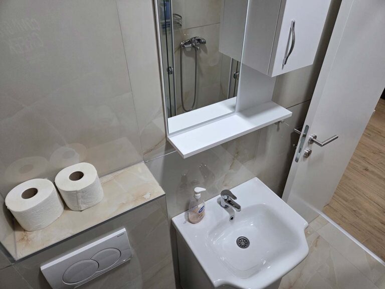 Apartman 30 Valjevo – umivaonik i ogledalo u kupatilu