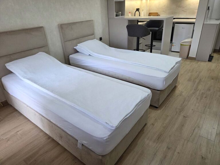 Simić Apartman 30 – ležajevi i kuhinjski deo