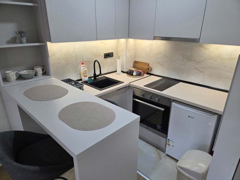 Simić Apartman 30 – moderna kuhinja u Valjevu