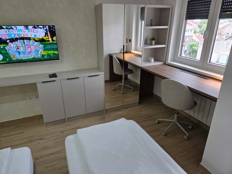 Simić Apartman 30 – radni sto, garderober i klima