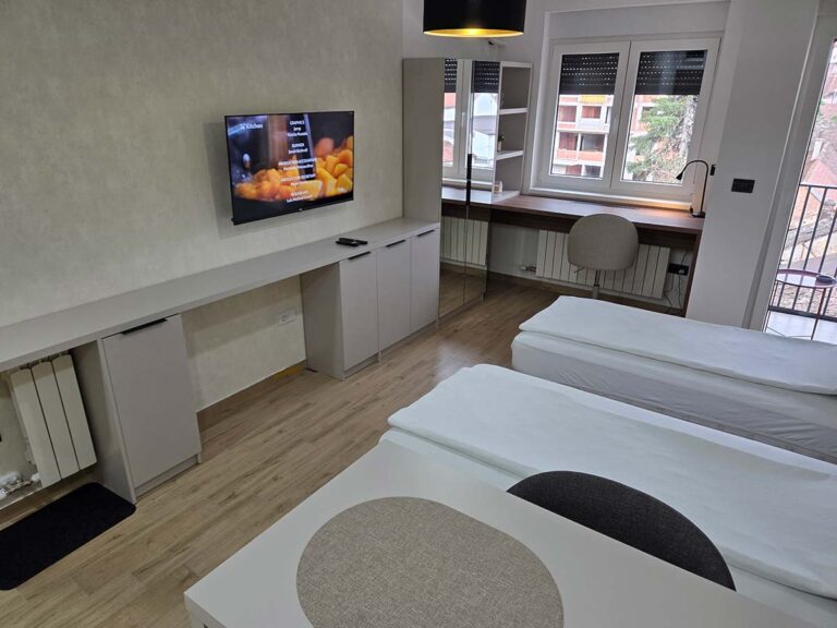 Apartman 30 – soba sa Smart TV-om i radnim stolom