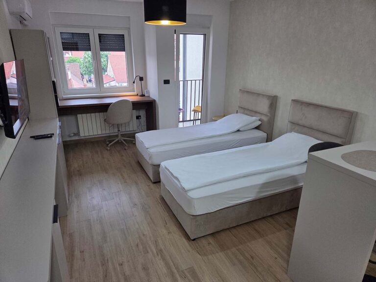 Simić Apartman 30 – spavaći deo, radni sto i Smart TV