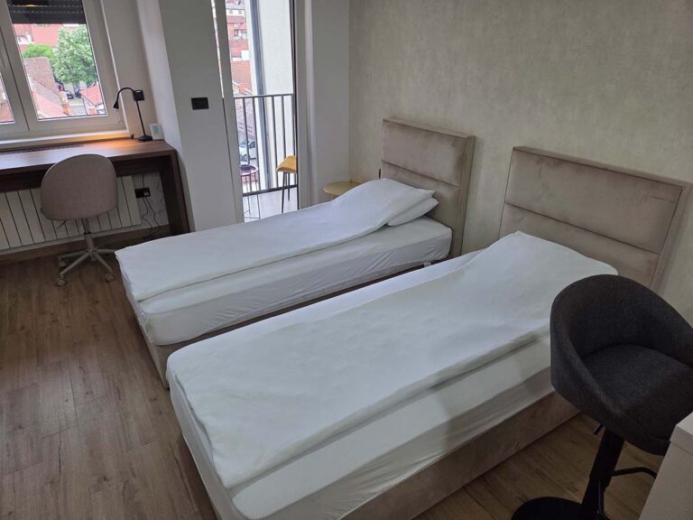 Simić Apartman 30 – prostor za spavanje i radni kutak