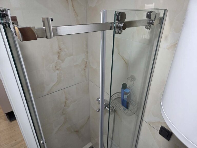 Simić Apartman 30 – tuš kabina u kupatilu