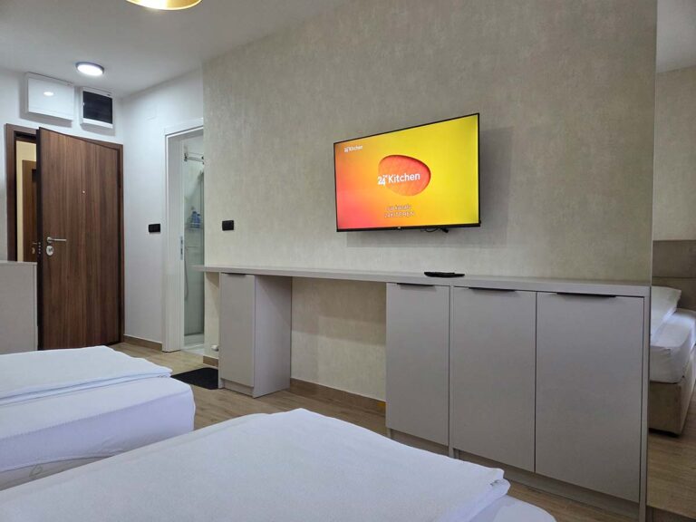 Apartman 30 – TV zona i ulaz u kupatilo