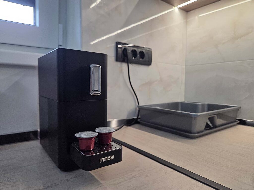 Kafe aparat i frižider u Apartmanu 38