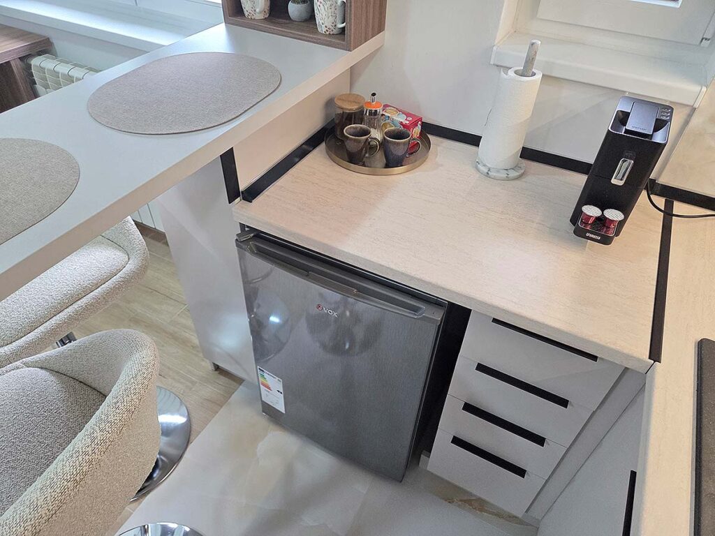 Kompletno opremljena kuhinja u Apartmanu 38