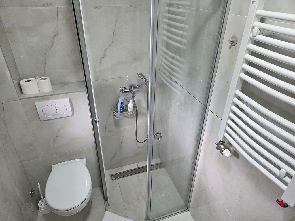 Kupatilo Apartmana 38 sa tuš kabinom