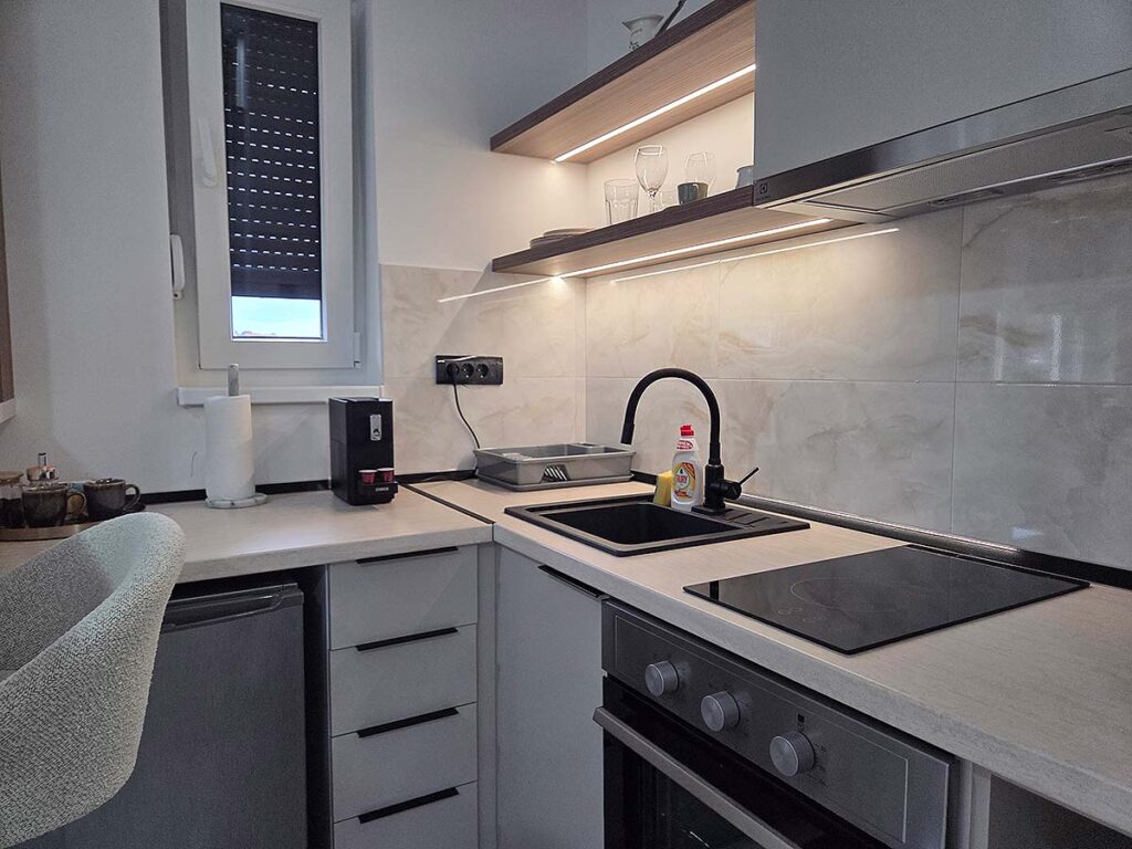 Radni kutak i kuhinjski deo Apartmana 38