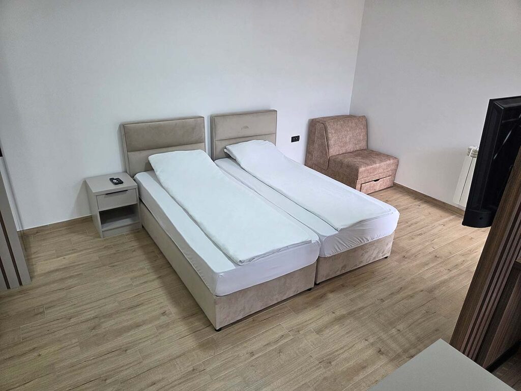 Spavaći deo Apartmana 38 sa foteljom na razvlačenje