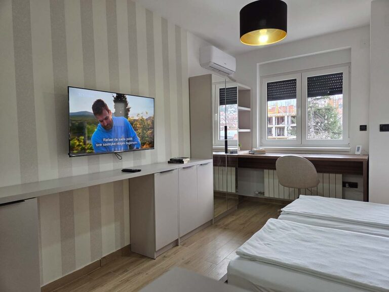 Apartman 20 Valjevo – kreveti i radni kutak