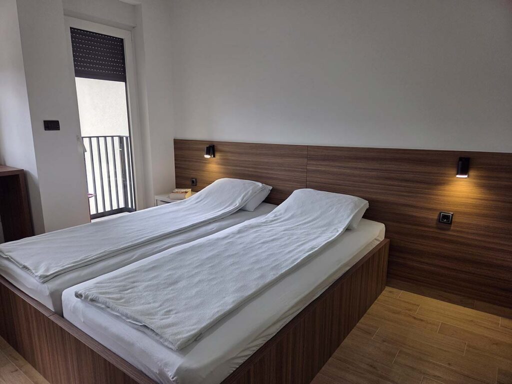Apartman 20 Valjevo – rerna i frižider