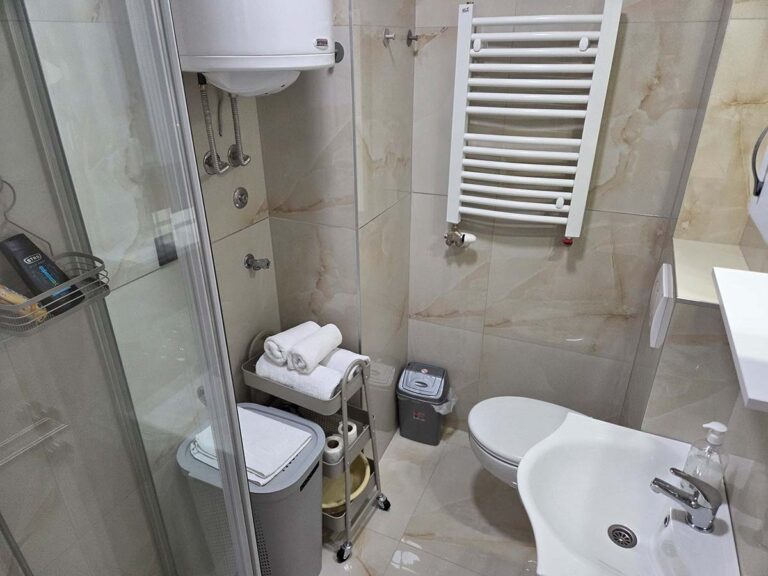 Apartman 20 Valjevo – moderno kupatilo